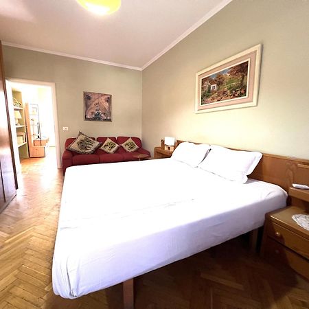 Vintage Apartment In Center Tirana Exterior foto